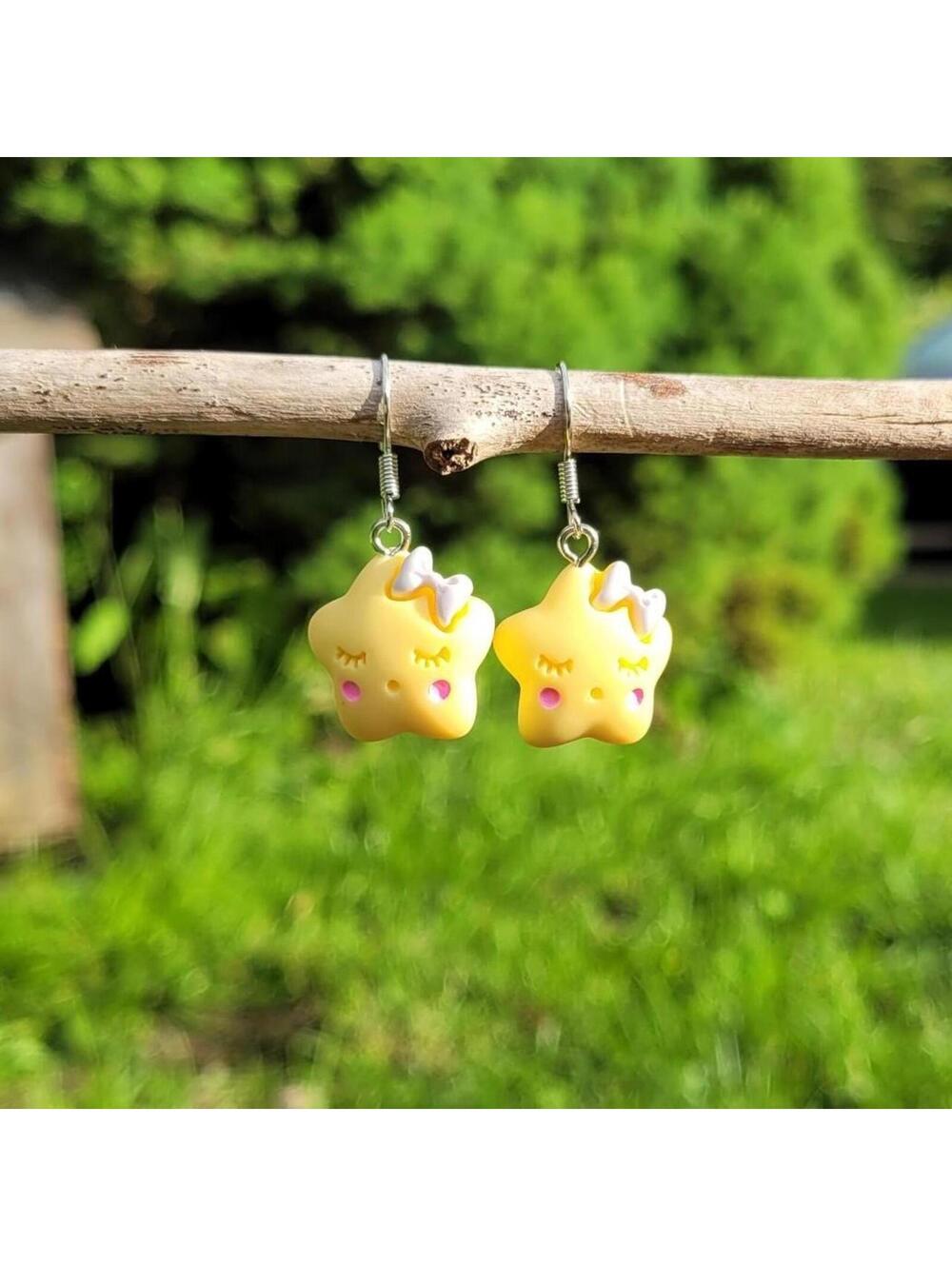 Adorable sleeping star earrings. ⭐️🎀